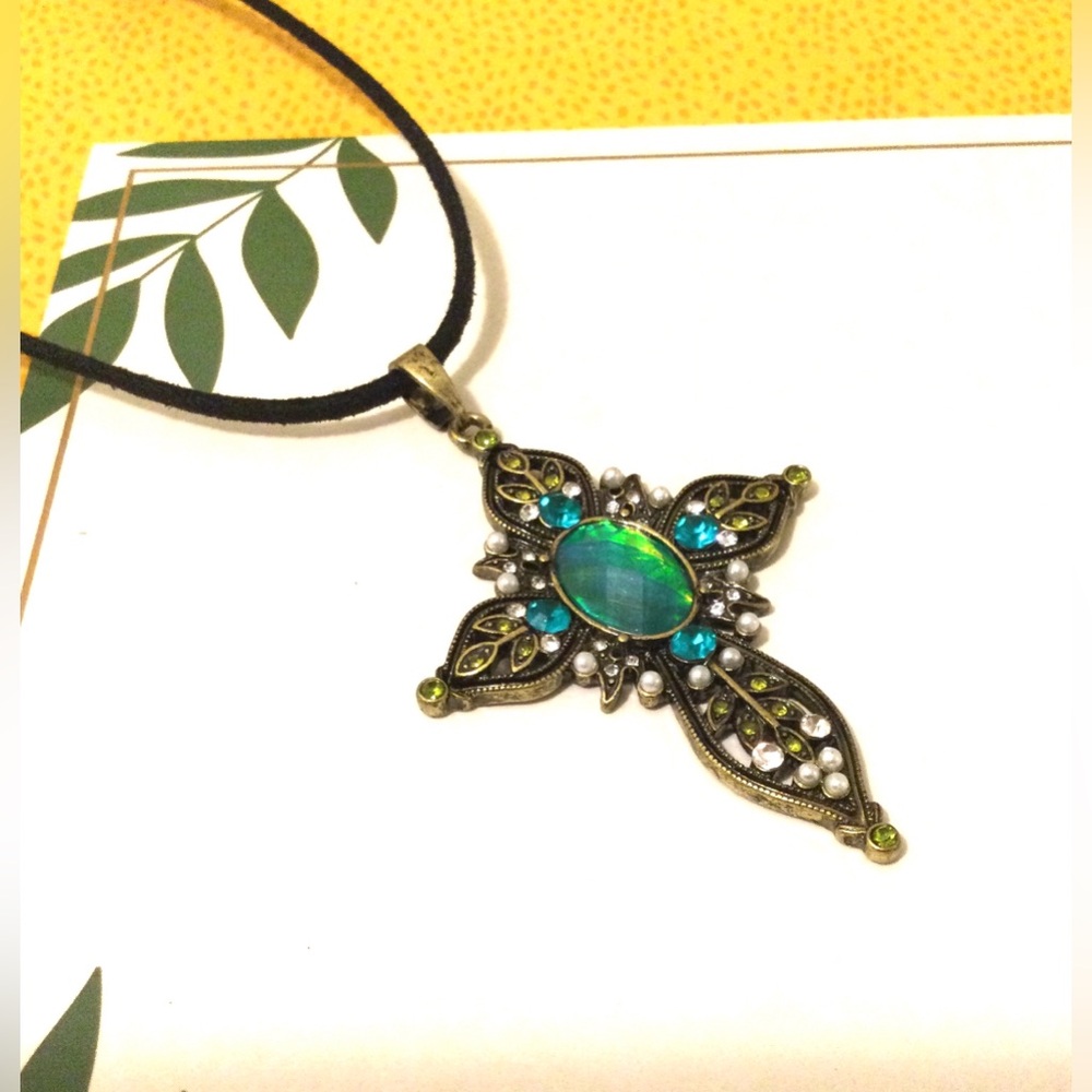 Elegant Green and gold tone Pendant Necklace